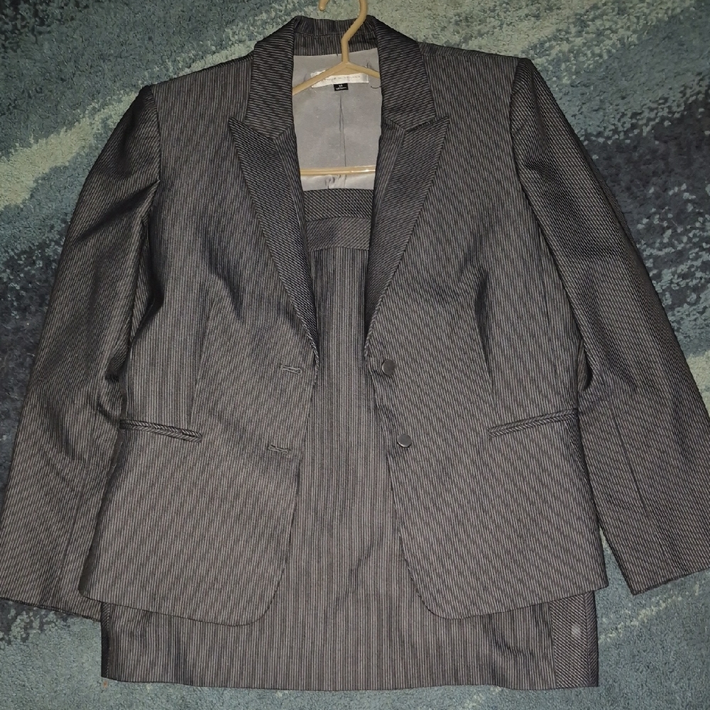 Tahari Arthur S. Levine Classic Gray Pinstripe Women 2pc Blazer And Skirt
